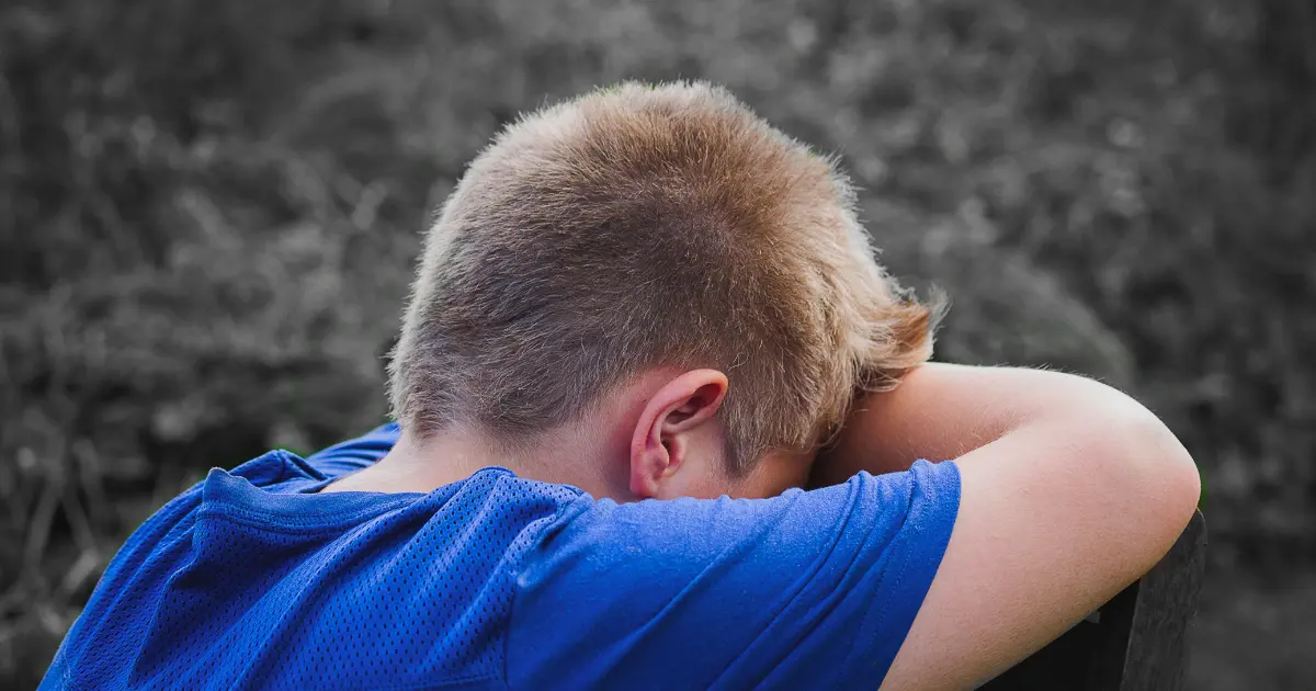 Pai e filho de mãos dadas caminhando juntos, representando presença, convivência e cuidado parental